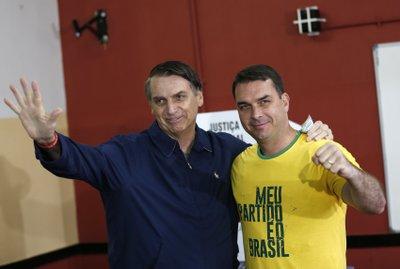 Bolsonaro y su hijo Flavio, también corrupto
