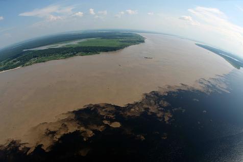 La unión del río Negro con el Solimoes en Manaos (foto: ANSA)