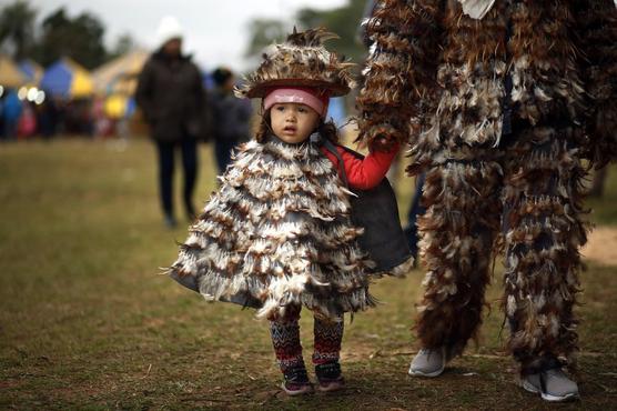 Disfraz de plumas de pájaro durante una celebración en honor a San Francisco Solano en Emboscada, Paraguay