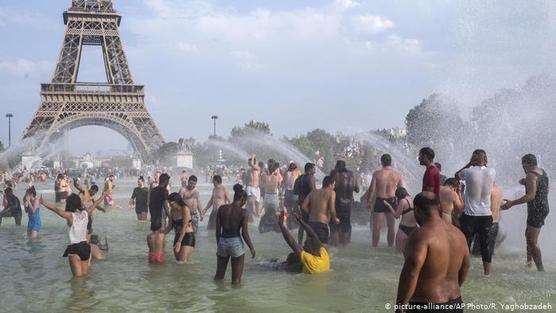 Parisinos se refrescan cerca de la Torre Eiffel