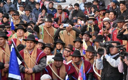Campesinos bolivianos acompañan a Evo Morales