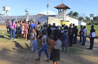 Gente busca información sobre familiares presos en la cárcel de Altamira, Brasil