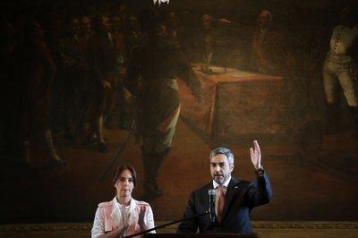 Mario Abdo Benítez habla a la nación acompañado por su esposa Silvana López Moreira desde la casa de gobierno en Asunción, ayer