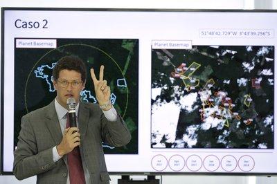 El ministro de Medio Ambiente de Brasil, Ricardo Salles, hace una presentación durante una conferencia de prensa 