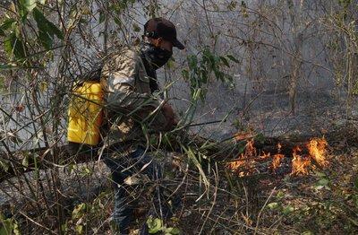 Un voluntario trabaja para apagar las llamas en Quitunuquina, en Roboré