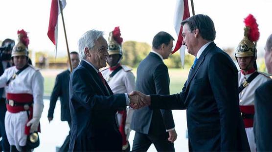 Piñera saluda a Bolsonaro, ayer en Brasilia