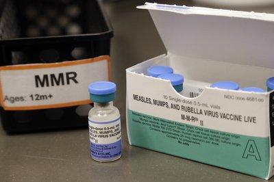 Vacunas de sarampión, paperas y rubeola en una clínica