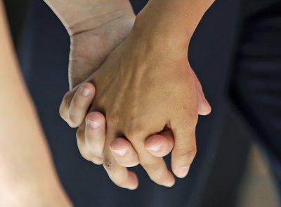 Una pareja lesbianas se toma de las manos en Salt Lake City.