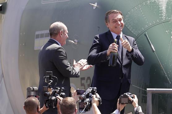  Bolsonaro, gesticula junto al ministro de Defensa, Fernando Azevedo e Silva, ayer