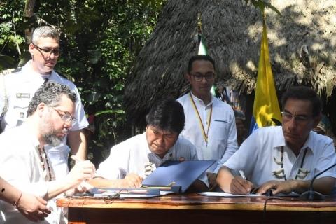 Morales estampa la firma en Leticia, Colombia