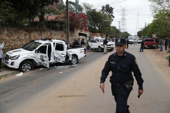 Vehículo policial acribillado durante la fuga de los narcos