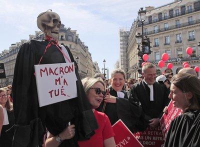 Un abogado sostiene un esqueleto que representa un abogado muerto durante una protesta contra la reforma pensionaria en París