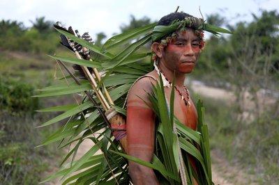 Ronilson Tembé, guerrero de la tribu tembé, posa para una fotografía en la reserva indígena de Alto Río Guamá 