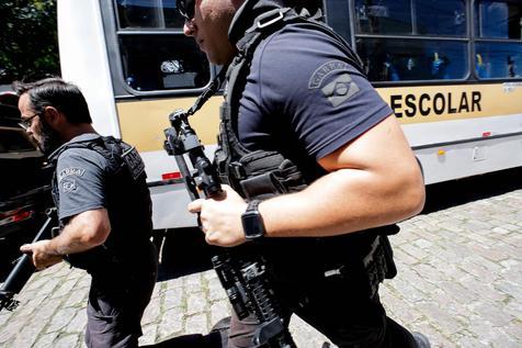 Policias en acción contra habitantes de las favelas