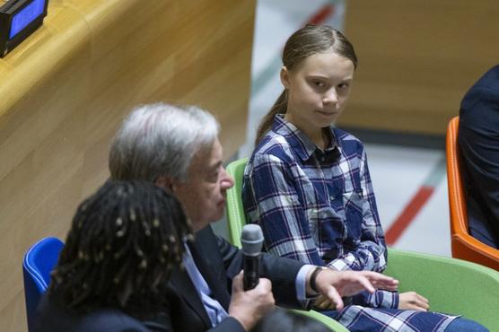 La activista ambiental sueca Greta Thunberg, derecha, escucha al secretario general de la ONU Antonio Guterres 