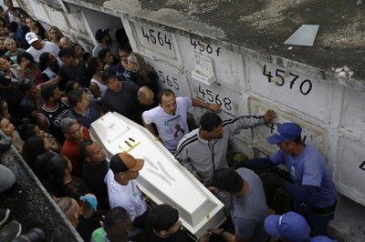 Familiares llevan el féretro de la niña en un cementerio de Río de Janeiro