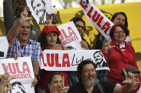 Manifestantes buscan la libertad de Lula