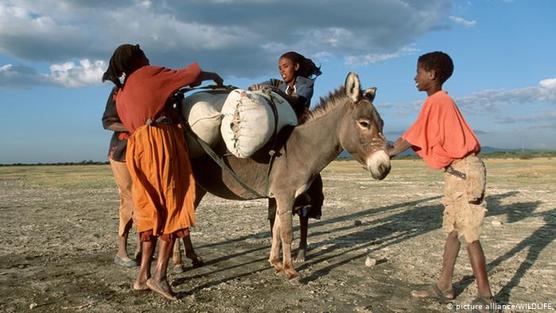 Una familia de la etnia "oromo" con su burro en Etiopia.