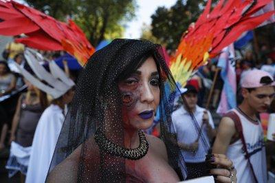 Una mujer transgénero que se identificó como Joyci,  encabeza la marcha