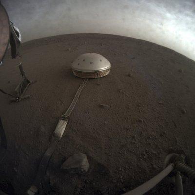 El sismómetro cubierto por un domo de la sonda InSight en Marte