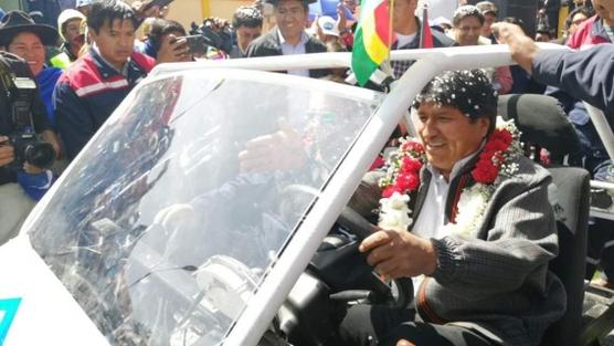 Morales al comando del primer vehículo eléctrico construido en La Palca