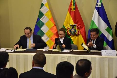 Firman el acuerdo  el presidente de la CAF, Luis Carranza, y los ministros de Planificación del Desarrollo, Mariana Prado.