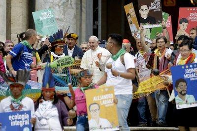 El papa Francisco camina en una procesión por el sínodo sobre la Amazonía, en el Vaticano, ayer
