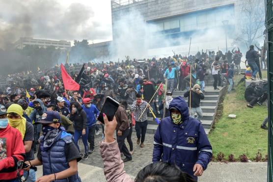 La Policía antimotines dispersa a los manifestantes en la sede del Congreso en Quito,ayer