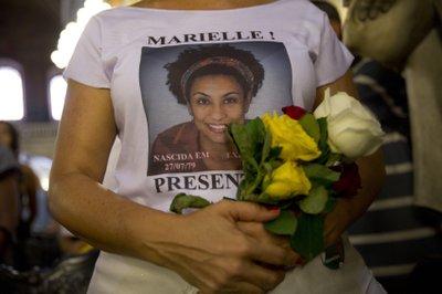 Una mujer lleva una camiseta con al imagen de la concejal asesinada Marielle Franco