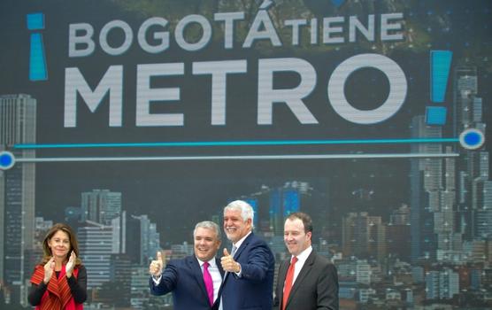El presidente Iván Duque y el alcalde Enrique Peñalosa anuncial la construcción de la primera línea del metro de Bogotá