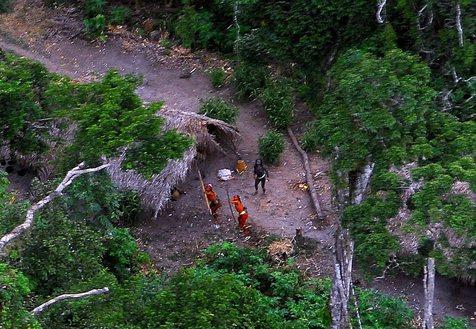 Pueblos indígenas aislados en Amazonia (foto: ANSA)