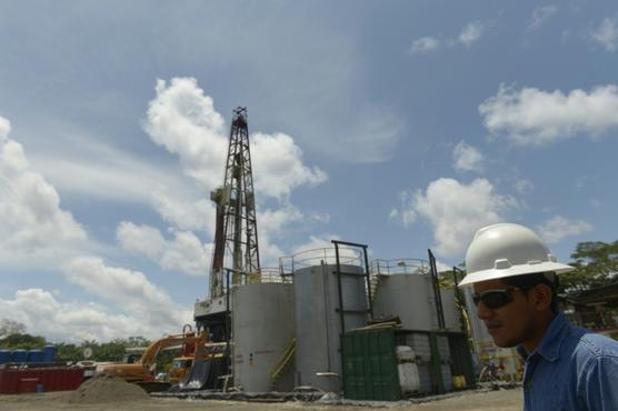 Torre de perforación de Petroamazonas en el campo petrolero de Tiputini en Tiputini, Ecuador