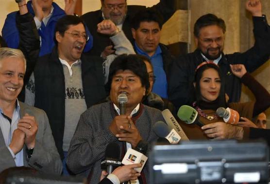 Morales y García Linera durante el anuncio