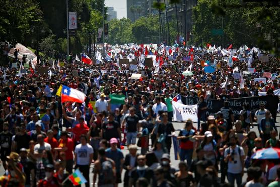 Miles de manifestantes marchan durante el sexto día de protestas masivas y en respuesta a un llamado de huelga general