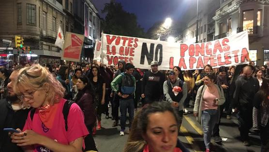 Multitud en Montevideo bajo la consigna "basta de milicos"