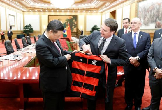 Bolsonaro, ofrece una camiseta del Flamengo a su par chino, Xi Jinping, ayer en Pekin