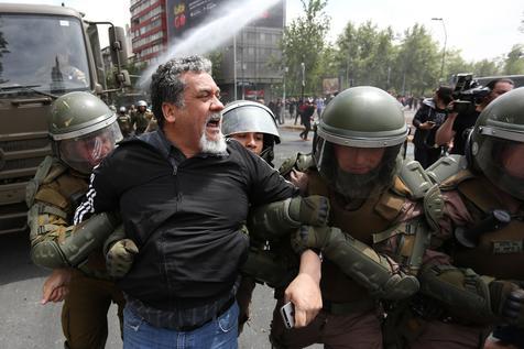 Carabineros detienen a periodista chileno