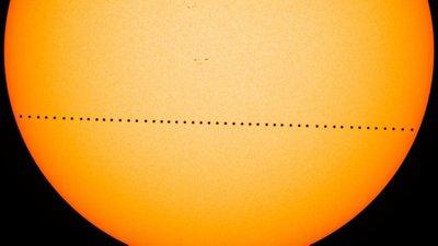 Imagen compuesta proporcionada por NASA de Mercurio pasando justo entre el Sol y la Tierra el 9 de mayo de 2016 
