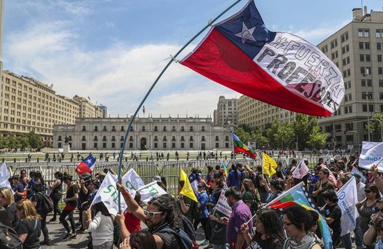 Profesores en la marcha por la educación, contra Piñera