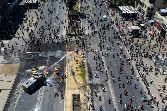 La policía chilena lanza agua a los manifestantes el 12 de noviembre de 2019 en Santiago (AFP)