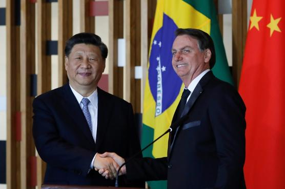 Jair Bolsonaro y  Xi Jinping, se saludan durante una reunión bilateral ayer en Brasilia