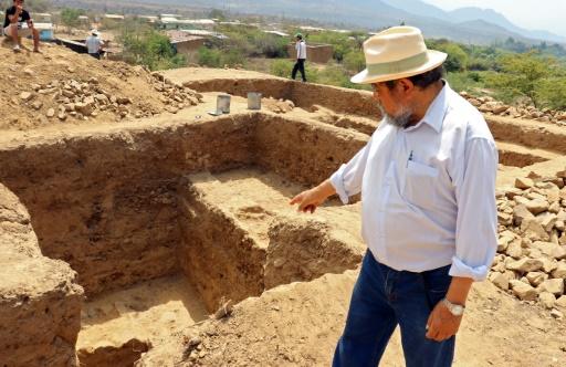 El arqueólogo peruano Walter Alva señala excavaciones en el sitio El Toro