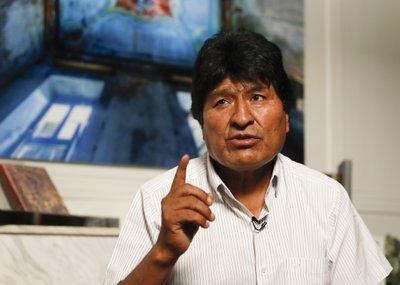  Evo Morales habla durante una entrevista con The Associated Press en la Ciudad de México