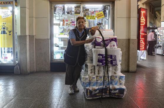 María González, vende pañuelos  y papel higiénico 