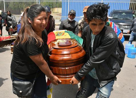Familiares llevan el féretro de uno de los asesinados en Cochabamba