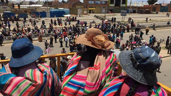Manifestantes indignados se tomaron las intelaciones de la distribuidora de gasolina en La Paz