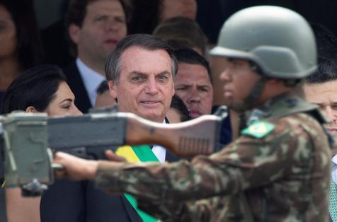 Un desfile militar y el presidente Jair Bolsonaro, otrora miembro de las Fuerzas Armadas (foto: ANSA)