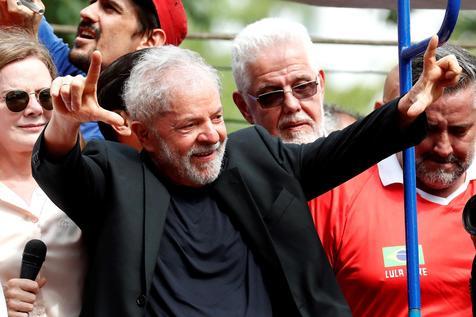 Lula da Silva, semanas atrás cuando recuperó la libertad (foto: EPA)