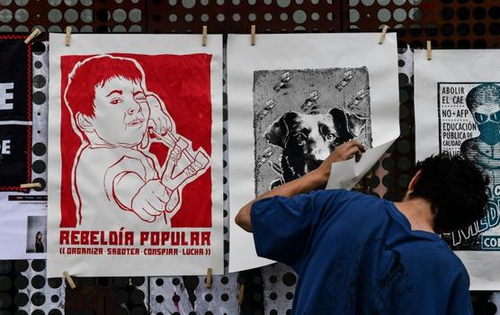 Afiches que hacen referencia a la crisis social chilena a la venta ayer en Santiago
