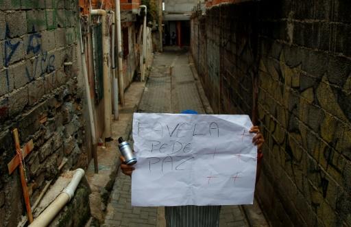 Un hombre sostiene un cartel que señala "La favela pide paz", ayer en Paraisópolis